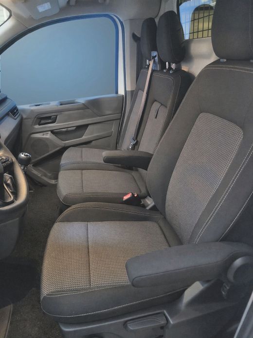 FUNDAS TEXTIL DEL. VW T7  ( 2+1/REPOSAC: 3/ RESPALDO DOBLE CON MESA ABAT. /APOYAB: 1 COND+1 ACOMP)