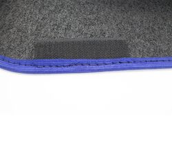 JGO. 4 ALFOMBRAS MOQUETA "PREMIUM" NEGRA TAL. GOMA RIBETE AZUL