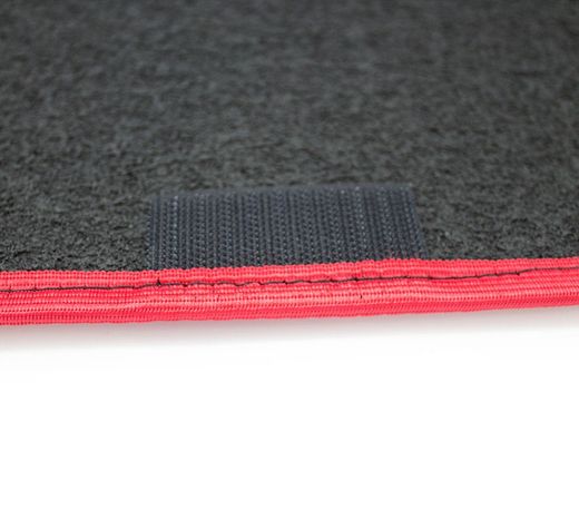 JGO. 4 ALFOMBRAS MOQUETA "PREMIUM" NEGRA TAL. GOMA RIBETE ROJO