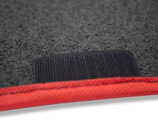 JGO. 4 ALFOMBRAS MOQUETA "SELECT" NEGRA TALONERA GOMA COLOR ROJO